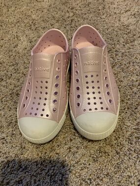 Native Kids Slip-On Water Shoes in Metallic Light Pink and White